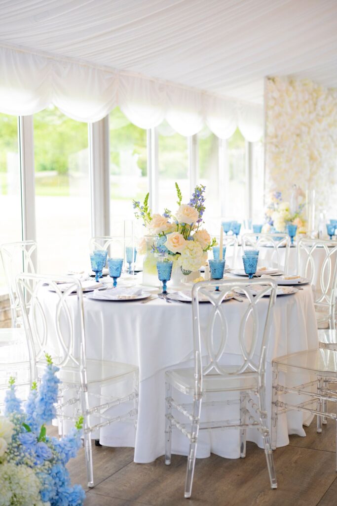 White floor length linen with hints of baby blue for a beautiful tablespace
